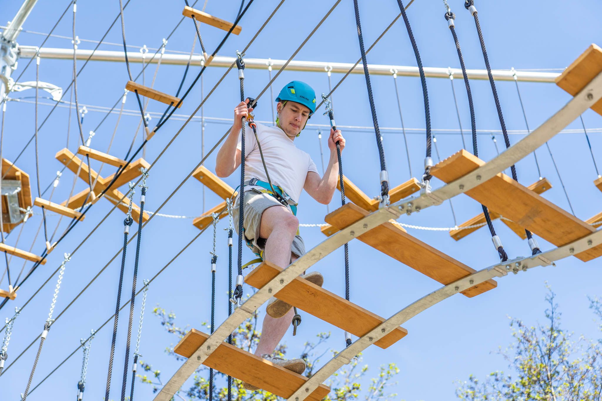 Man lopend over een trapladder op verhoogde grond