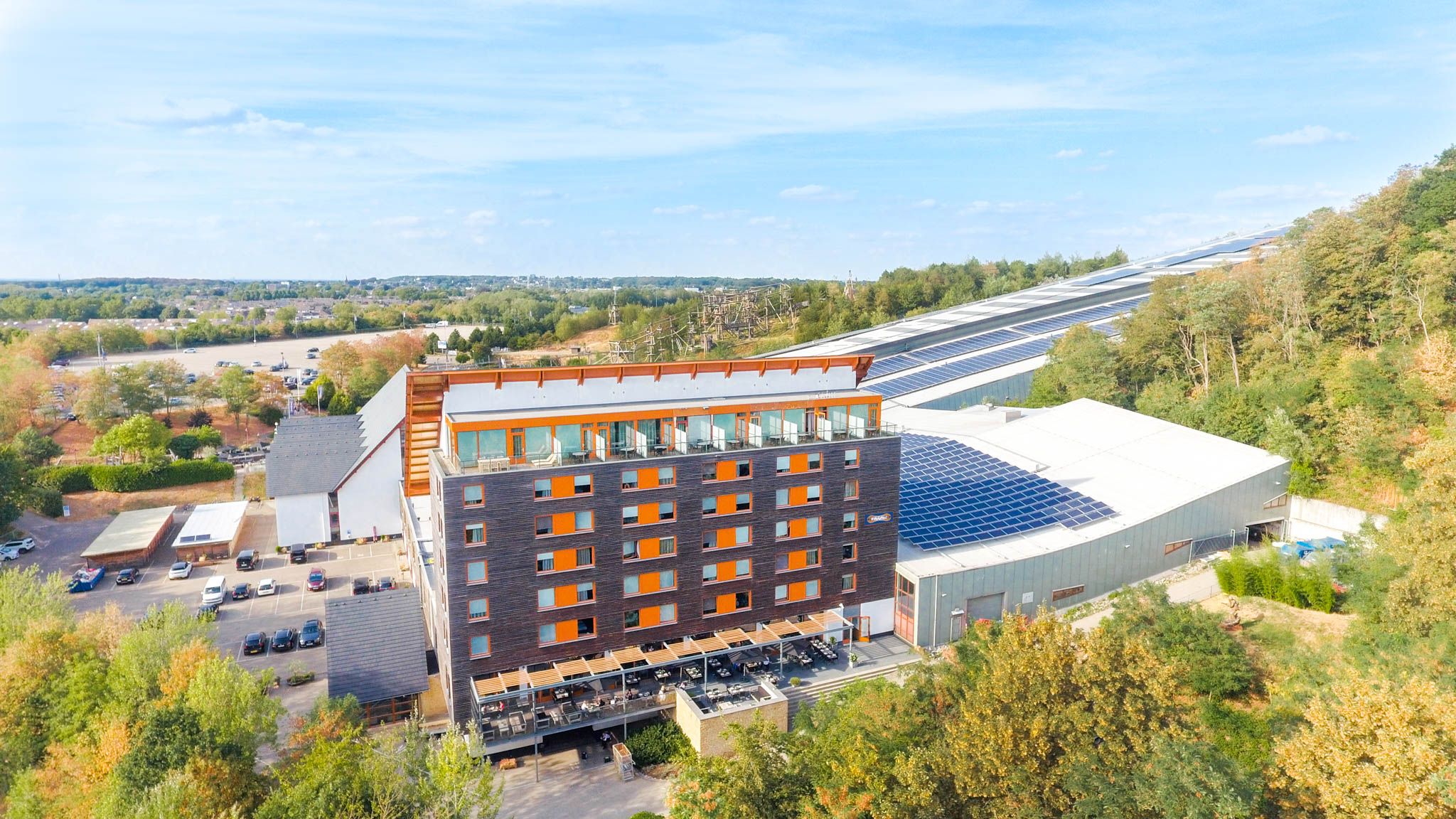 Een drone beeld van de SnowWorld Alpine Hotel faciliteit