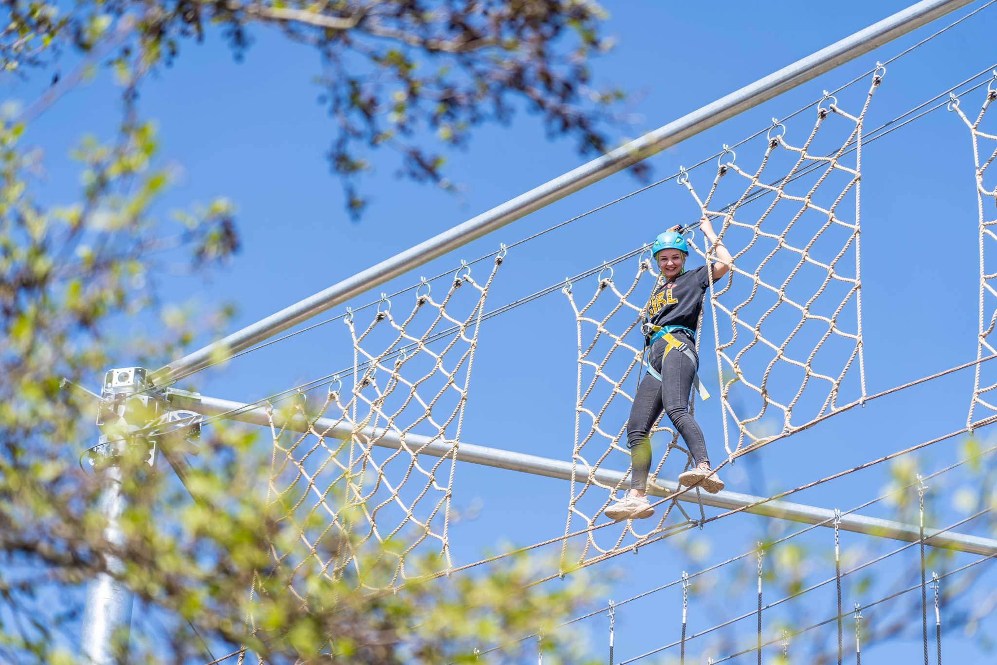 Een persoon navigerend over een net obstakel dat verhoogd is