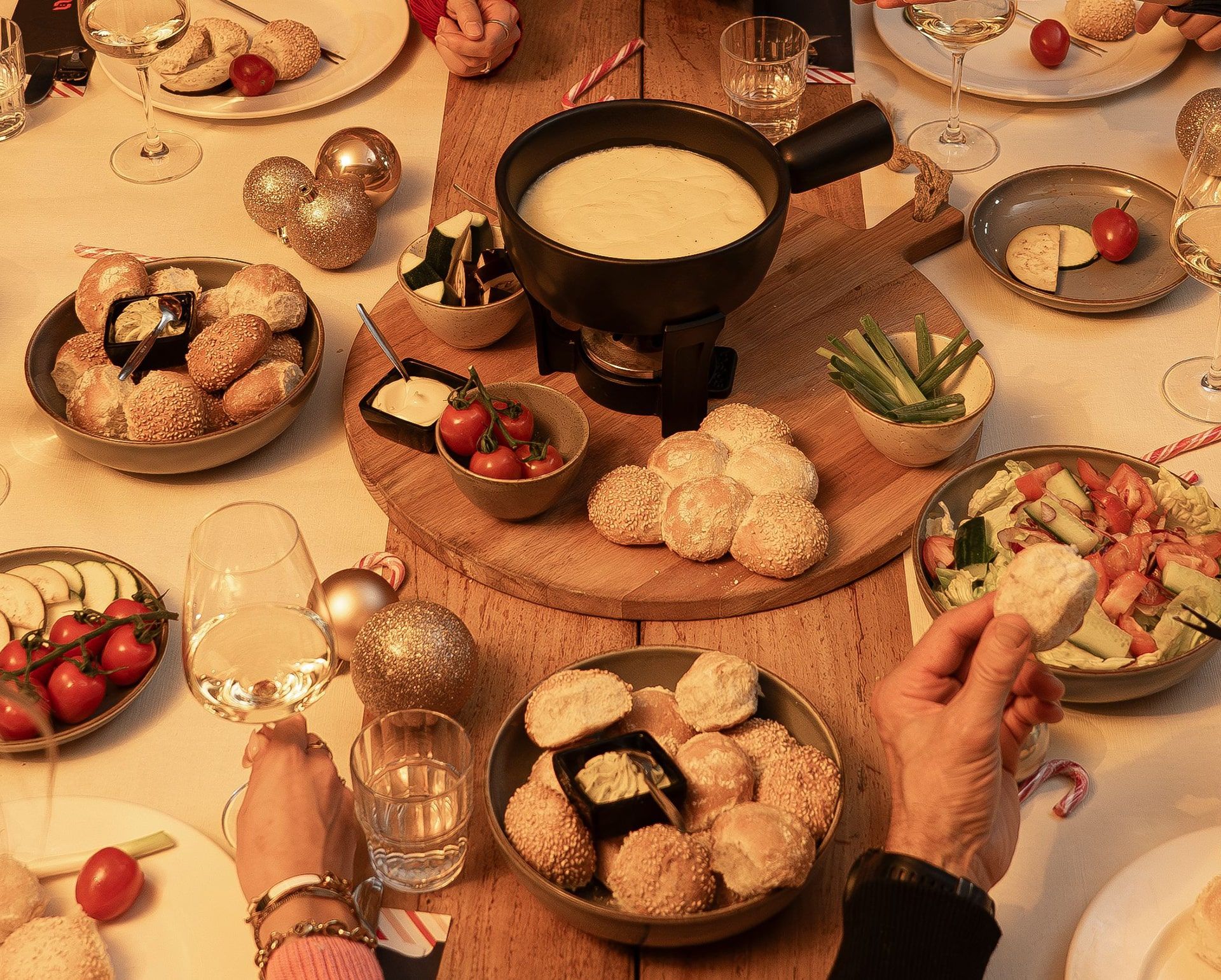 Vogelperspectief van een tafel met een volledige fondue maaltijd