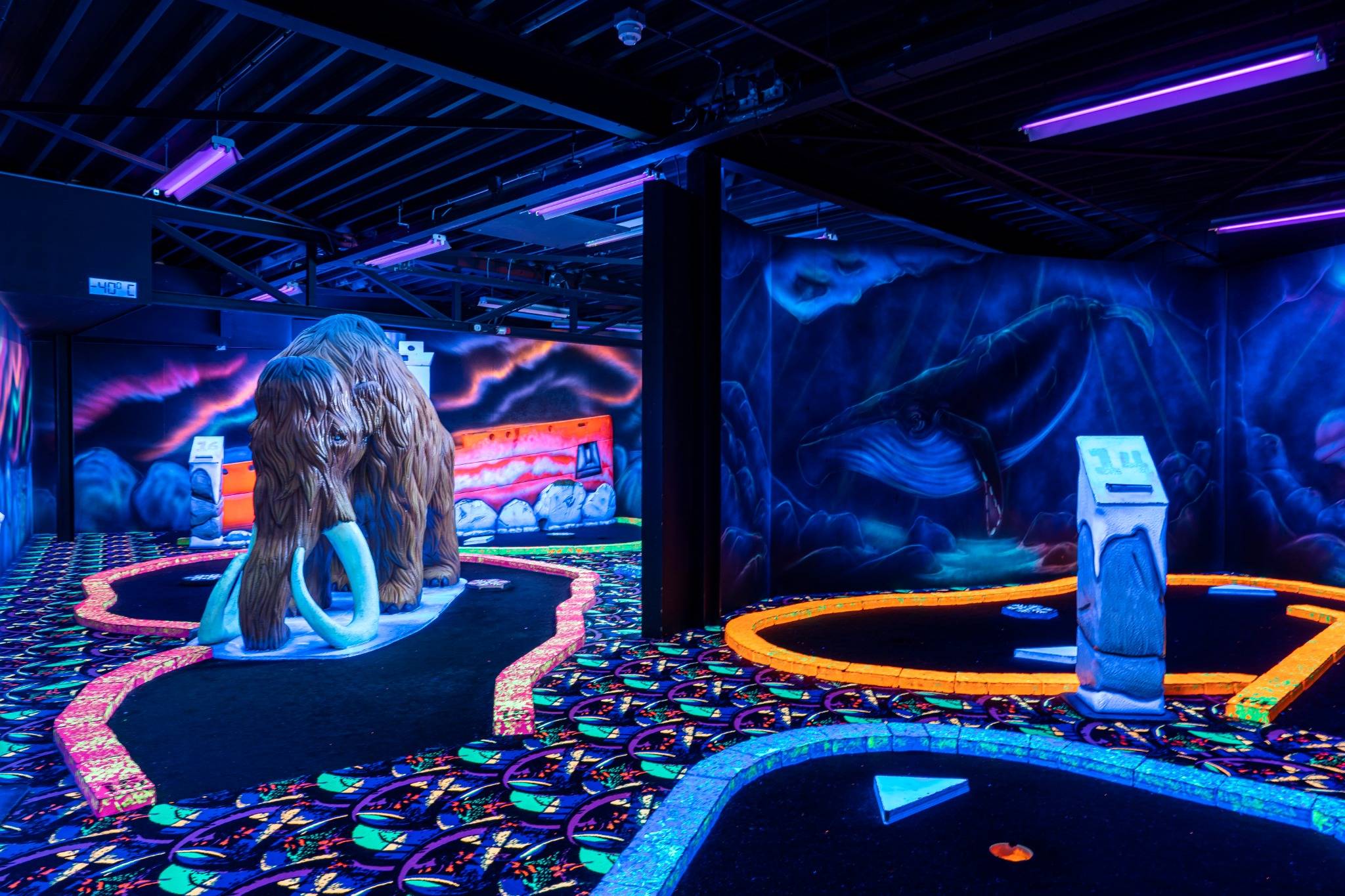 Glow in the dark ruimte met verlichte minigolf banen