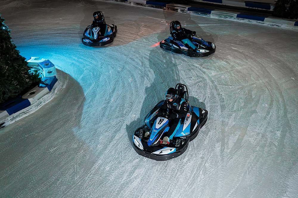 Een groep mensen racend in go-karts op ijs