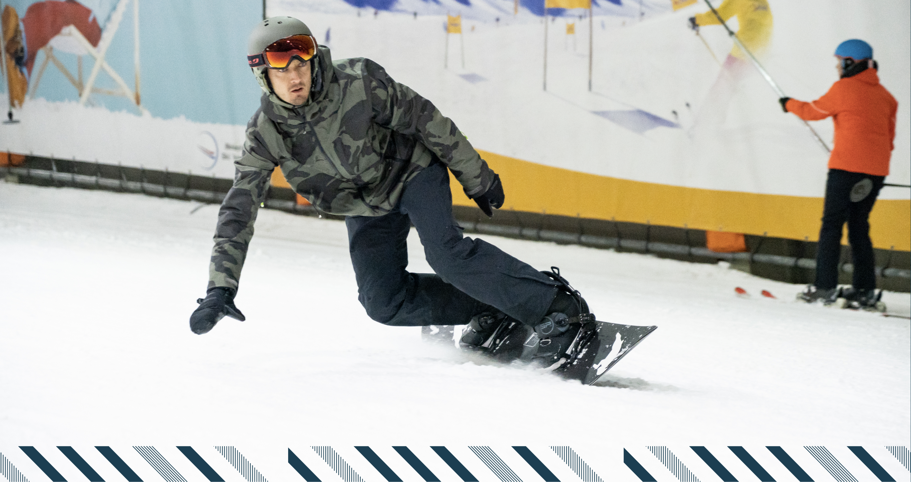 Een man die aan het snowboarden is