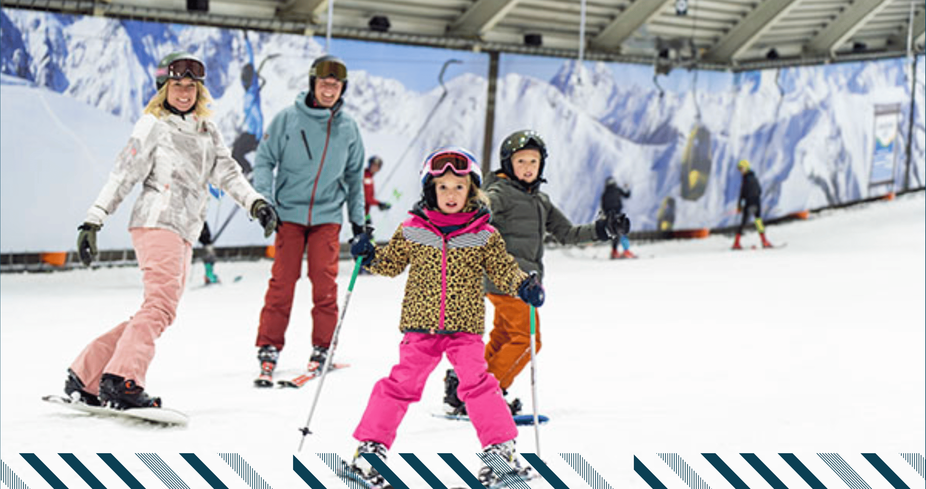 Een familie die samen aan het skien op een piste