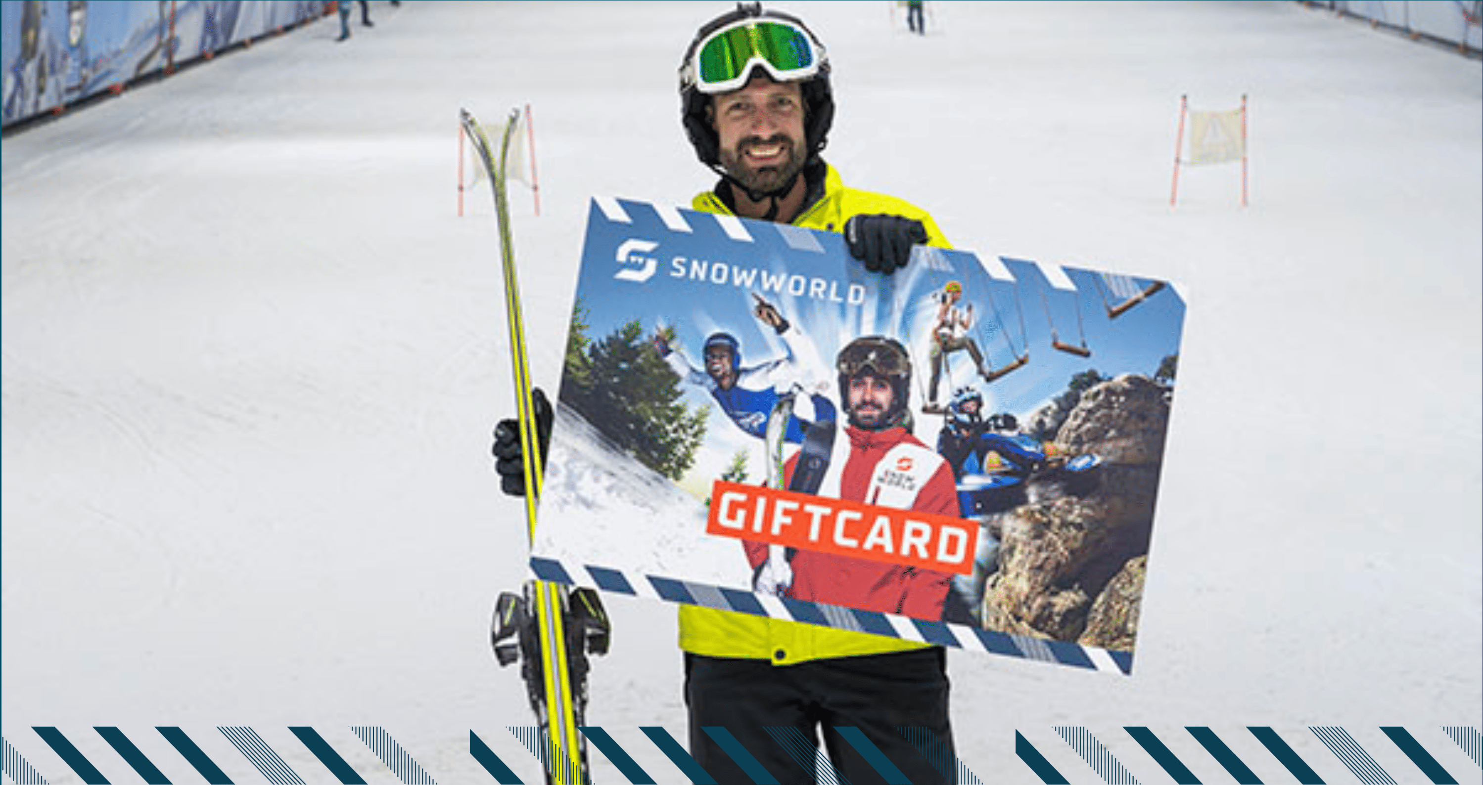 Een man op een piste met een grote snow world gift card
