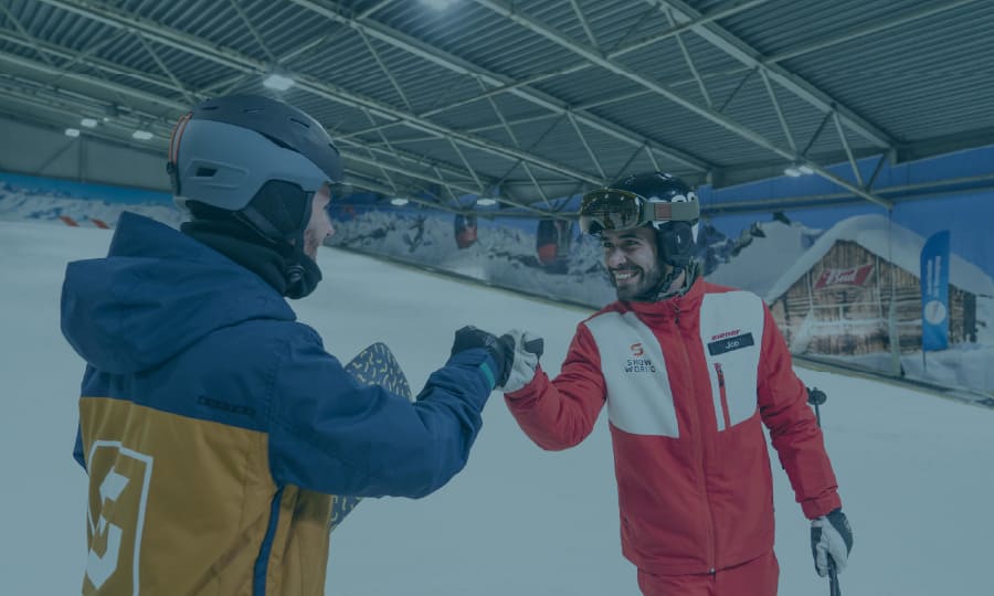 Een instructeur geeft leerling een boks